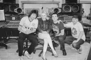Amyl and The Sniffers: Party At The End Of The World